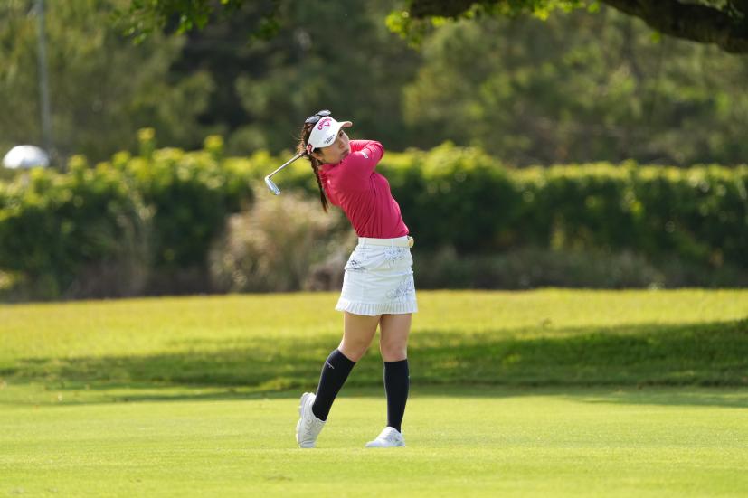 西村優菜のアイアンスイング（斜め前方）連続写真【2022年ダイキンオーキッドレディスゴルフトーナメント】