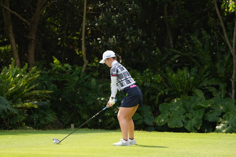 吉田優利のドライバースイング（斜め前方）連続写真【2022年ダイキンオーキッドレディスゴルフトーナメント】