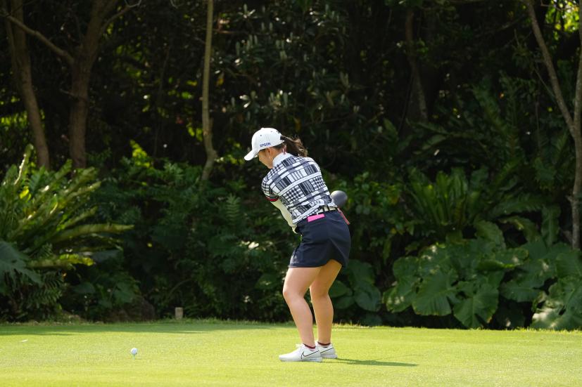 吉田優利のドライバースイング（斜め前方）連続写真【2022年ダイキンオーキッドレディスゴルフトーナメント】