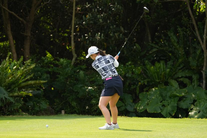 吉田優利のドライバースイング（斜め前方）連続写真【2022年ダイキンオーキッドレディスゴルフトーナメント】