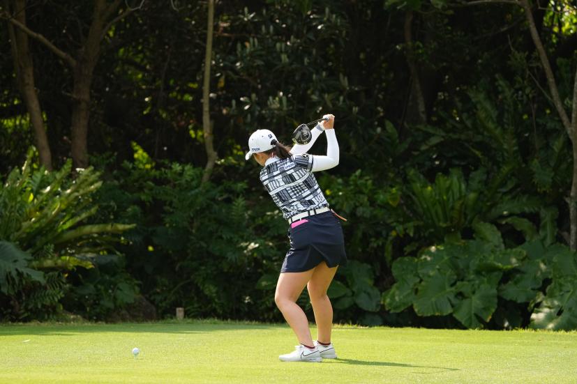 吉田優利のドライバースイング（斜め前方）連続写真【2022年ダイキンオーキッドレディスゴルフトーナメント】