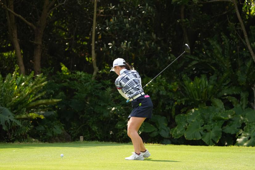 吉田優利のドライバースイング（斜め前方）連続写真【2022年ダイキンオーキッドレディスゴルフトーナメント】