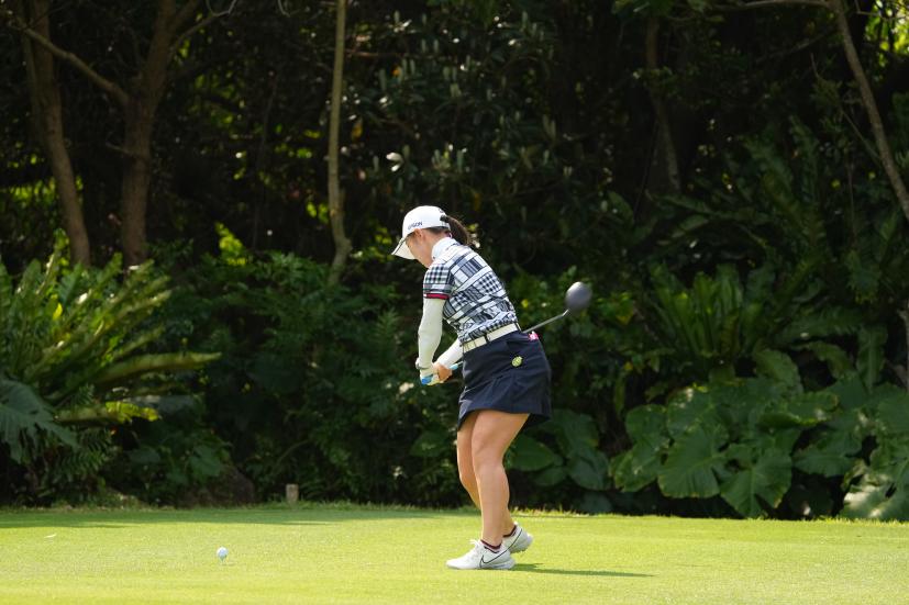 吉田優利のドライバースイング（斜め前方）連続写真【2022年ダイキンオーキッドレディスゴルフトーナメント】