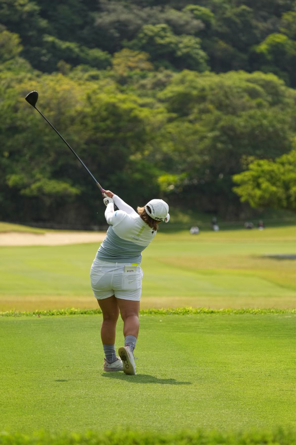 鈴木愛のドライバースイング（後方）連続写真【2022年ダイキンオーキッドレディスゴルフトーナメント】