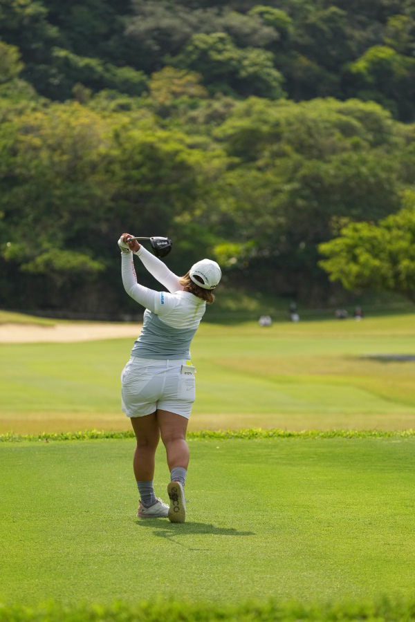 鈴木愛のドライバースイング（後方）連続写真【2022年ダイキンオーキッドレディスゴルフトーナメント】