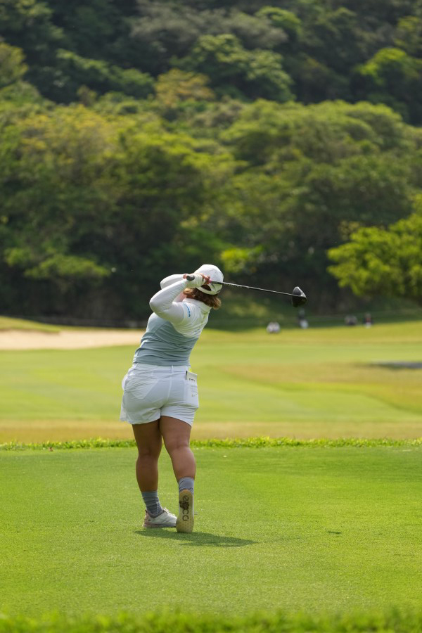 鈴木愛のドライバースイング（後方）連続写真【2022年ダイキンオーキッドレディスゴルフトーナメント】
