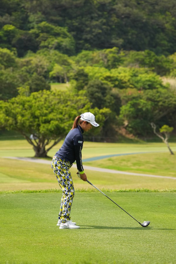 大里桃子のドライバースイング（後方）連続写真【2022年ダイキンオーキッドレディスゴルフトーナメント】