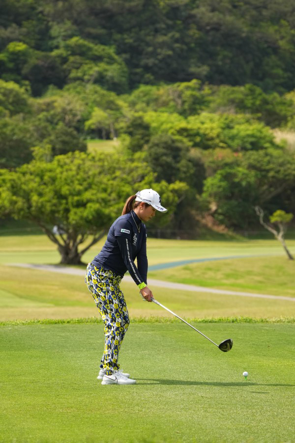 大里桃子のドライバースイング（後方）連続写真【2022年ダイキンオーキッドレディスゴルフトーナメント】