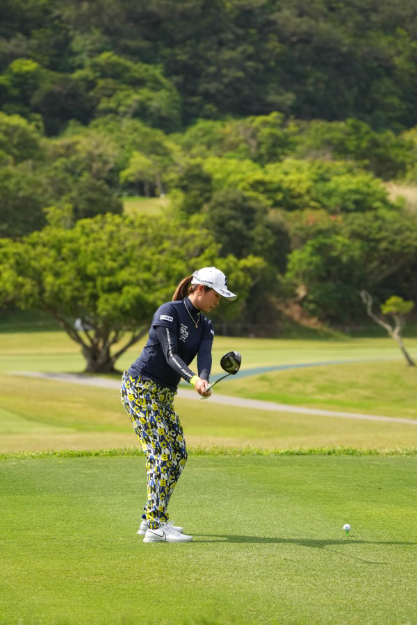 大里桃子のドライバースイング（後方）連続写真【2022年ダイキンオーキッドレディスゴルフトーナメント】