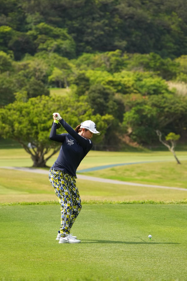 大里桃子のドライバースイング（後方）連続写真【2022年ダイキンオーキッドレディスゴルフトーナメント】