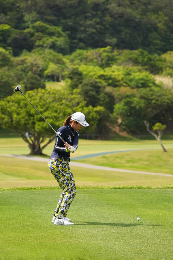 大里桃子のドライバースイング（後方）連続写真【2022年ダイキンオーキッドレディスゴルフトーナメント】