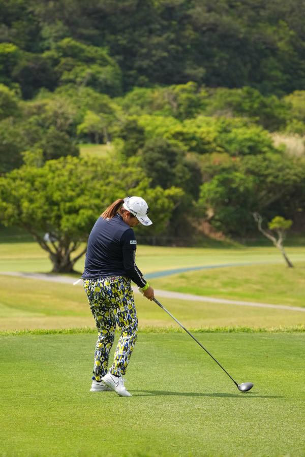 大里桃子のドライバースイング（後方）連続写真【2022年ダイキンオーキッドレディスゴルフトーナメント】