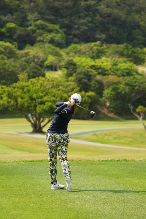 大里桃子のドライバースイング（後方）連続写真【2022年ダイキンオーキッドレディスゴルフトーナメント】