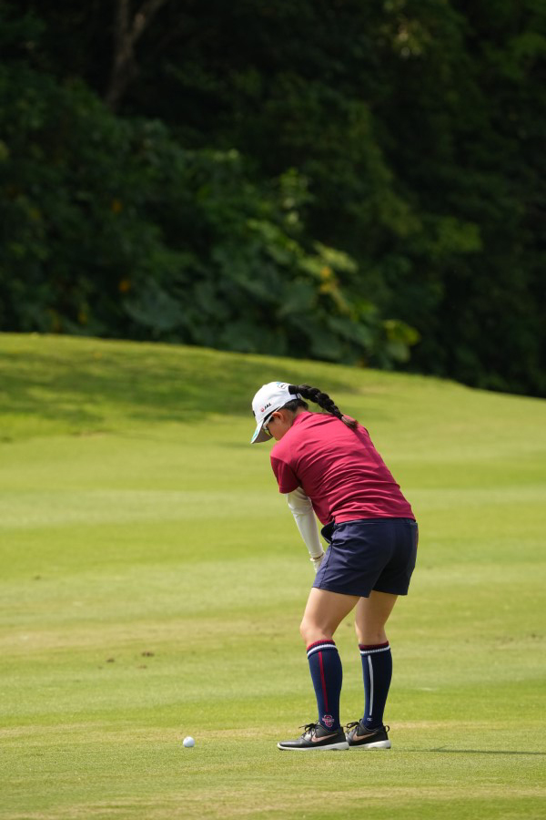 勝みなみのアイアンスイング（斜め前方）連続写真【2022年ダイキンオーキッドレディスゴルフトーナメント】