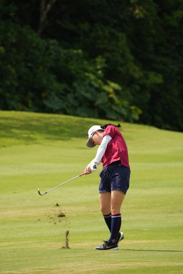 勝みなみのアイアンスイング（斜め前方）連続写真【2022年ダイキンオーキッドレディスゴルフトーナメント】