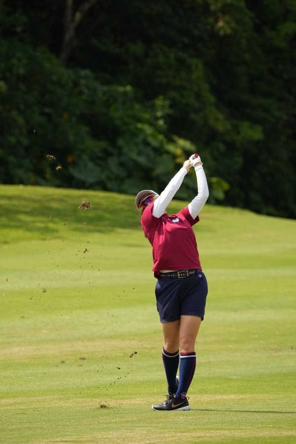 勝みなみのアイアンスイング（斜め前方）連続写真【2022年ダイキンオーキッドレディスゴルフトーナメント】