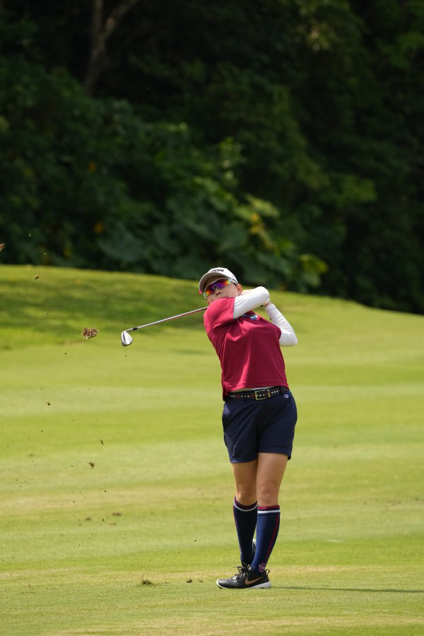 勝みなみのアイアンスイング（斜め前方）連続写真【2022年ダイキンオーキッドレディスゴルフトーナメント】