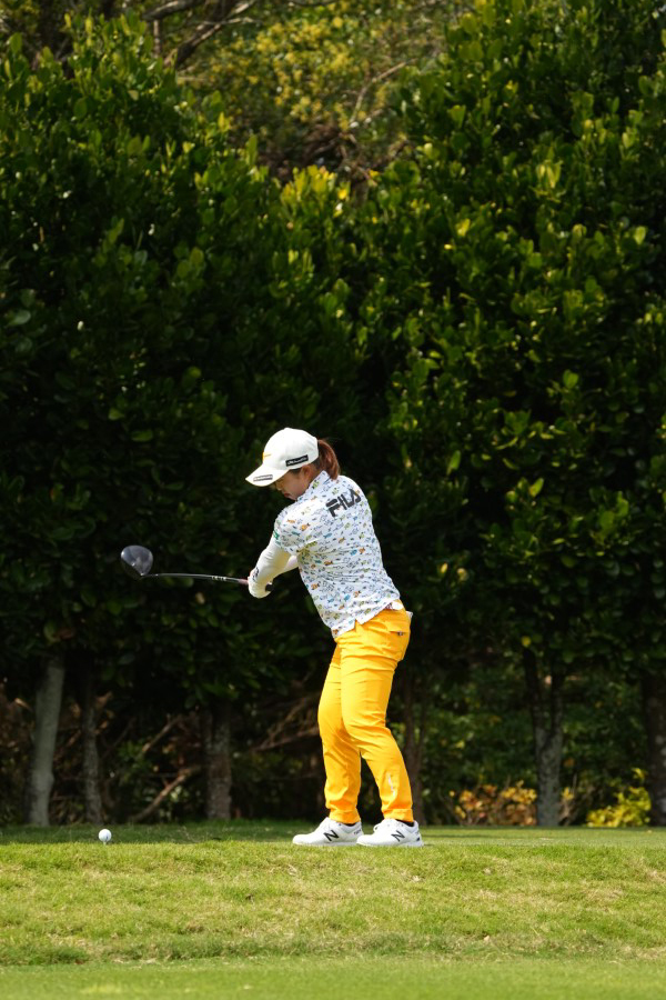 西郷真央のドライバースイング（斜め前方）連続写真【2022年ダイキンオーキッドレディスゴルフトーナメント】