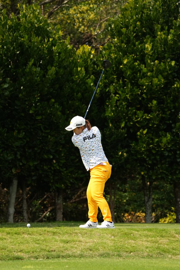 西郷真央のドライバースイング（斜め前方）連続写真【2022年ダイキンオーキッドレディスゴルフトーナメント】