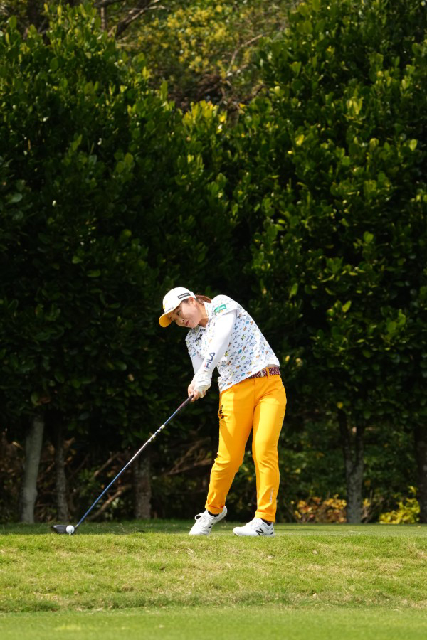 西郷真央のドライバースイング（斜め前方）連続写真【2022年ダイキンオーキッドレディスゴルフトーナメント】