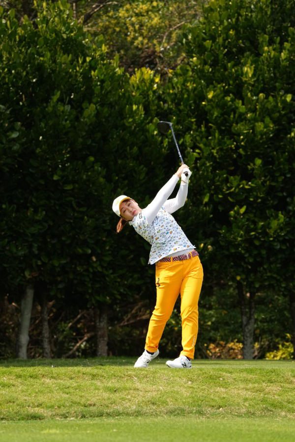 西郷真央のドライバースイング（斜め前方）連続写真【2022年ダイキンオーキッドレディスゴルフトーナメント】