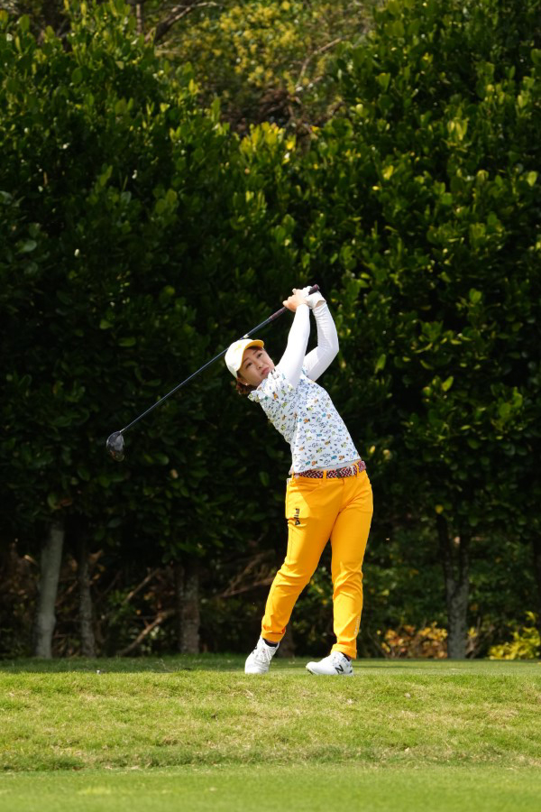 西郷真央のドライバースイング（斜め前方）連続写真【2022年ダイキンオーキッドレディスゴルフトーナメント】