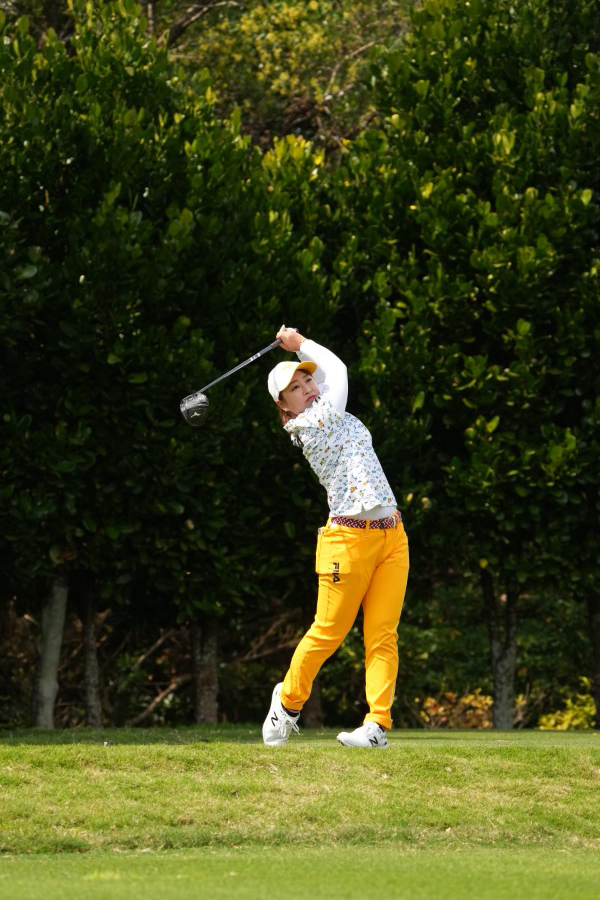 西郷真央のドライバースイング（斜め前方）連続写真【2022年ダイキンオーキッドレディスゴルフトーナメント】