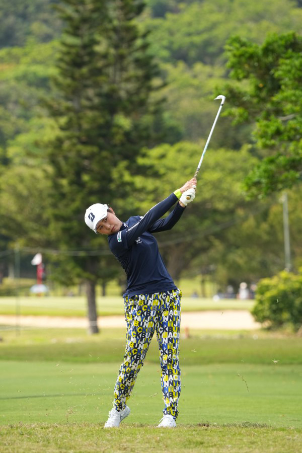 大里桃子のアイアンスイング（斜め前方）連続写真【2022年ダイキンオーキッドレディスゴルフトーナメント】