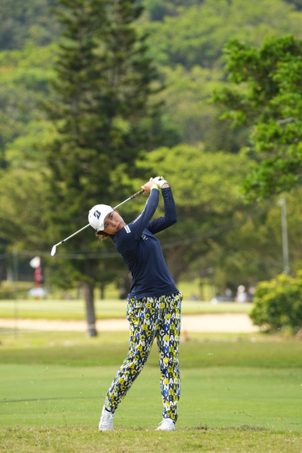 大里桃子のアイアンスイング（斜め前方）連続写真【2022年ダイキンオーキッドレディスゴルフトーナメント】