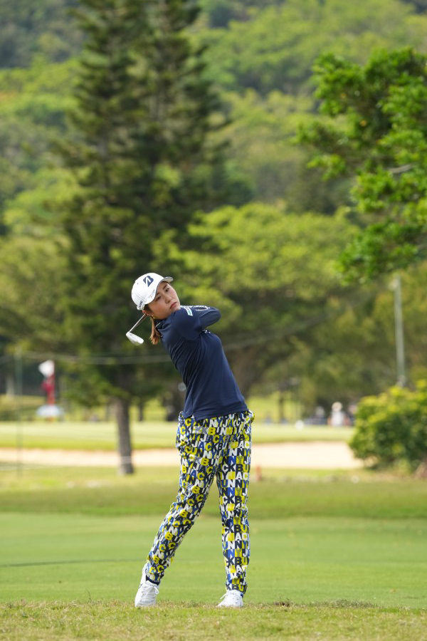 大里桃子のアイアンスイング（斜め前方）連続写真【2022年ダイキンオーキッドレディスゴルフトーナメント】