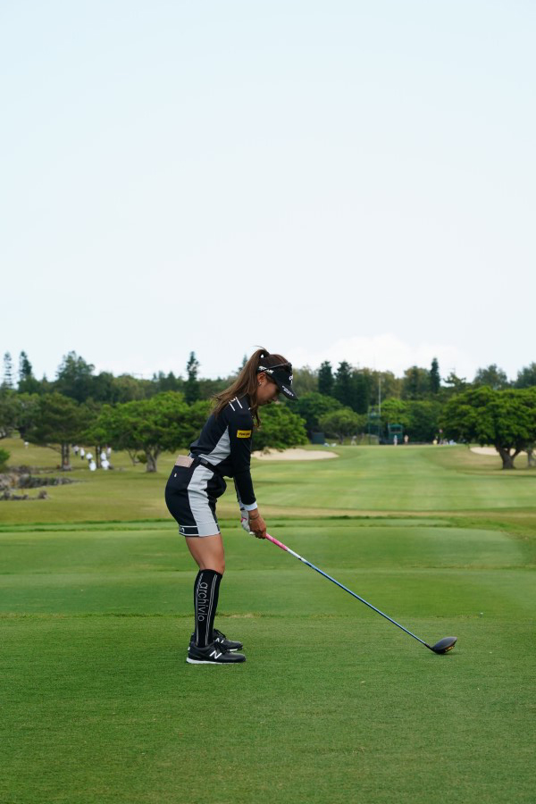 臼井麗香のドライバースイング（後方）連続写真【2022年ダイキンオーキッドレディスゴルフトーナメント】