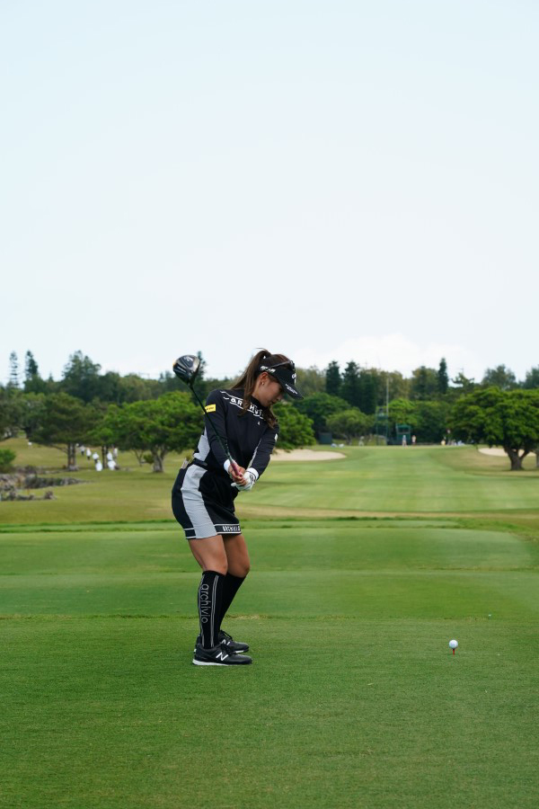 臼井麗香のドライバースイング（後方）連続写真【2022年ダイキンオーキッドレディスゴルフトーナメント】