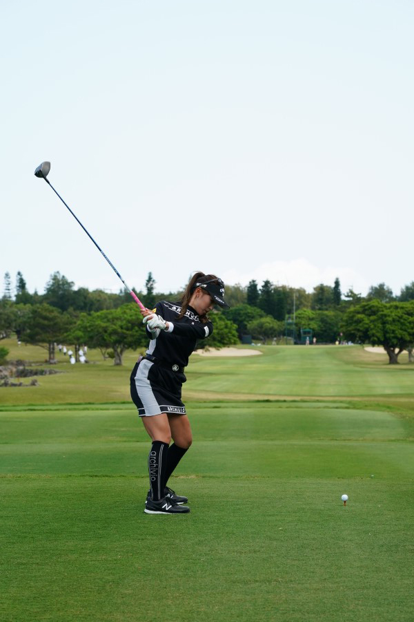 臼井麗香のドライバースイング（後方）連続写真【2022年ダイキンオーキッドレディスゴルフトーナメント】