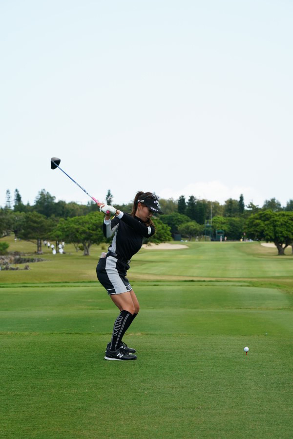 臼井麗香のドライバースイング（後方）連続写真【2022年ダイキンオーキッドレディスゴルフトーナメント】