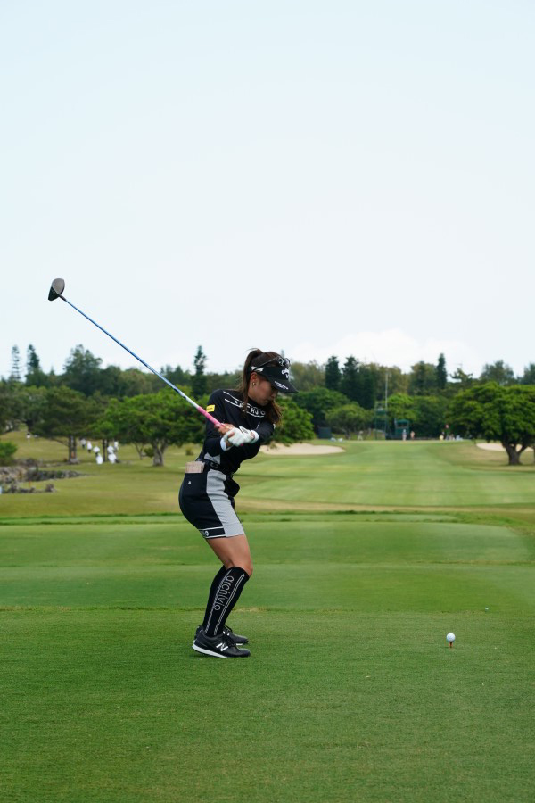 臼井麗香のドライバースイング（後方）連続写真【2022年ダイキンオーキッドレディスゴルフトーナメント】