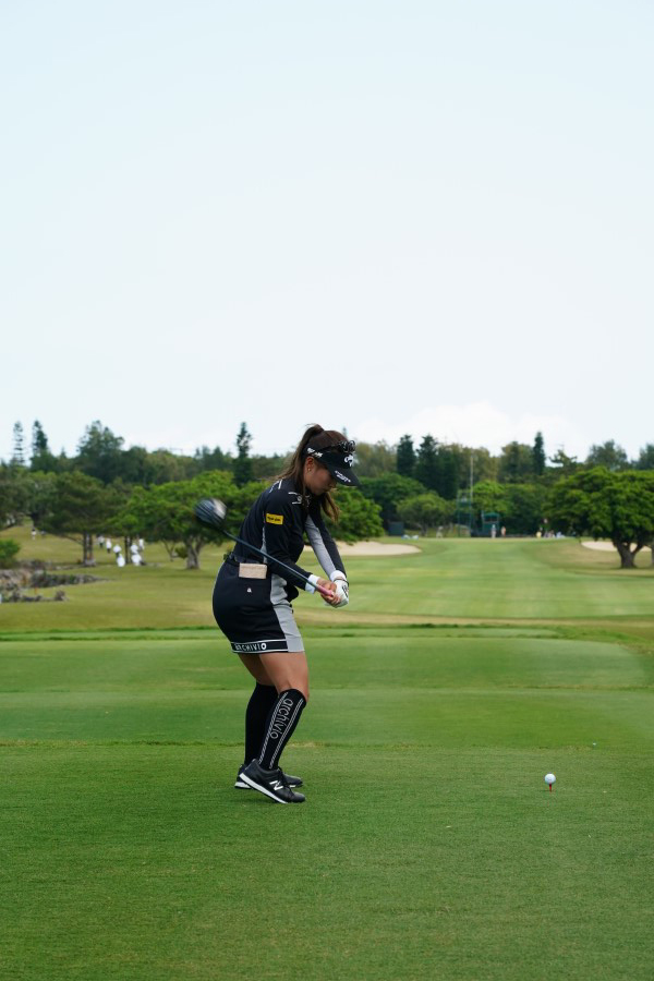 臼井麗香のドライバースイング（後方）連続写真【2022年ダイキンオーキッドレディスゴルフトーナメント】