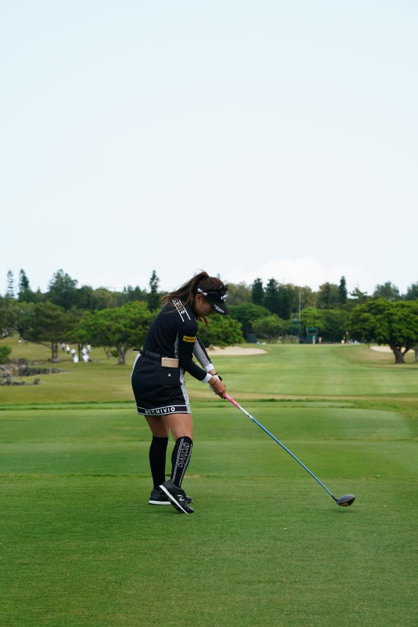 臼井麗香のドライバースイング（後方）連続写真【2022年ダイキンオーキッドレディスゴルフトーナメント】