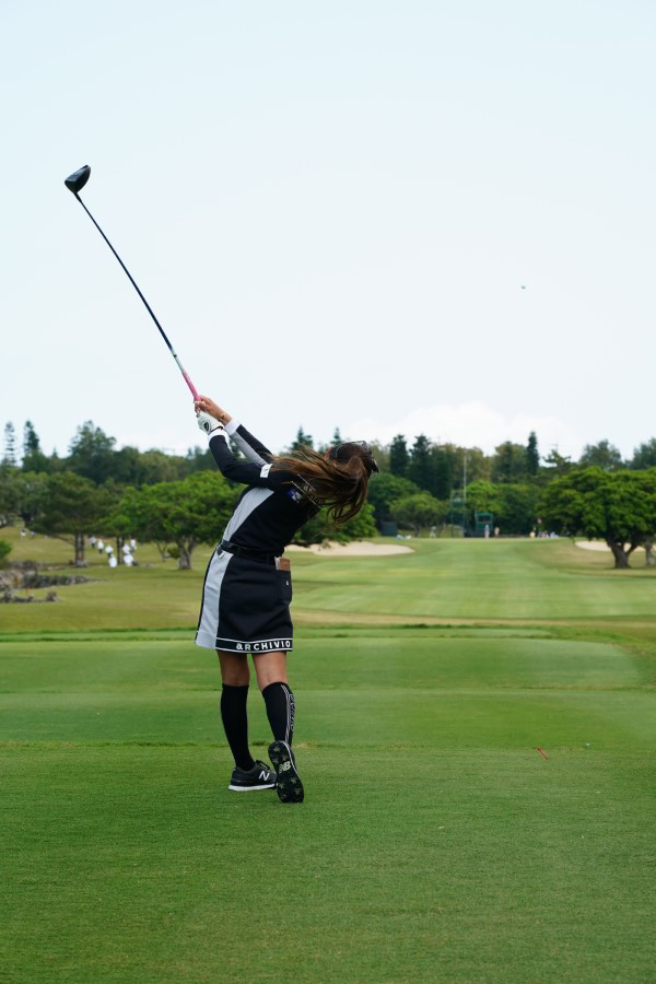 臼井麗香のドライバースイング（後方）連続写真【2022年ダイキンオーキッドレディスゴルフトーナメント】