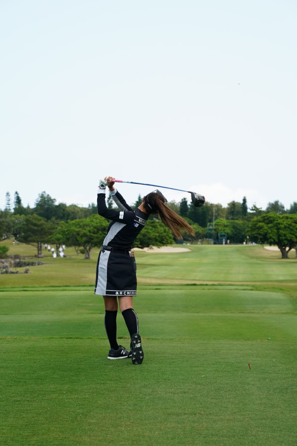 臼井麗香のドライバースイング（後方）連続写真【2022年ダイキンオーキッドレディスゴルフトーナメント】
