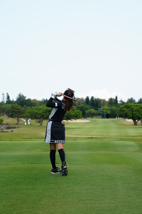 臼井麗香のドライバースイング（後方）連続写真【2022年ダイキンオーキッドレディスゴルフトーナメント】