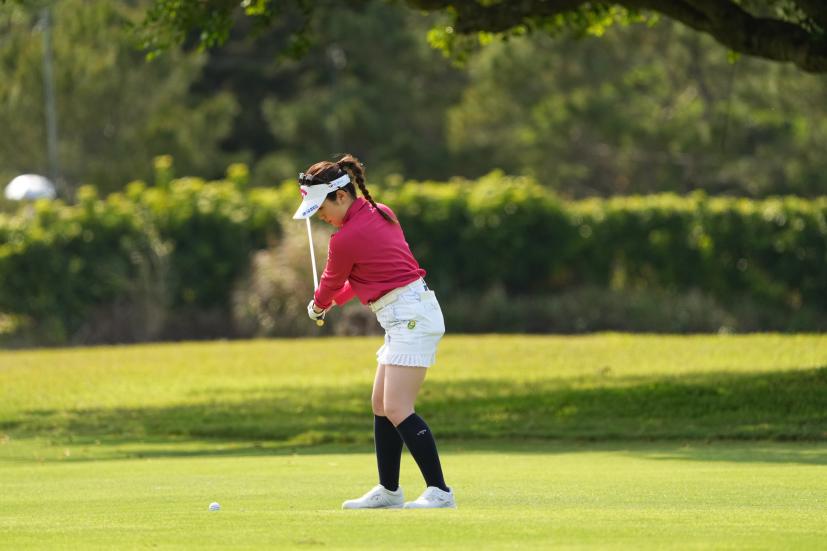 西村優菜のアイアンスイング（斜め前方）連続写真【2022年ダイキンオーキッドレディスゴルフトーナメント】