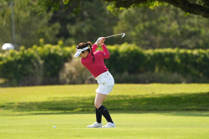 西村優菜のアイアンスイング（斜め前方）連続写真【2022年ダイキンオーキッドレディスゴルフトーナメント】