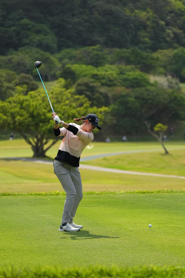 原英莉花のドライバースイング（後方）連続写真【2022年ダイキンオーキッドレディスゴルフトーナメント】