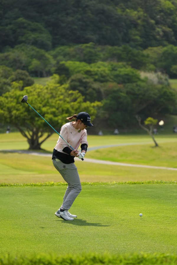 原英莉花のドライバースイング（後方）連続写真【2022年ダイキンオーキッドレディスゴルフトーナメント】