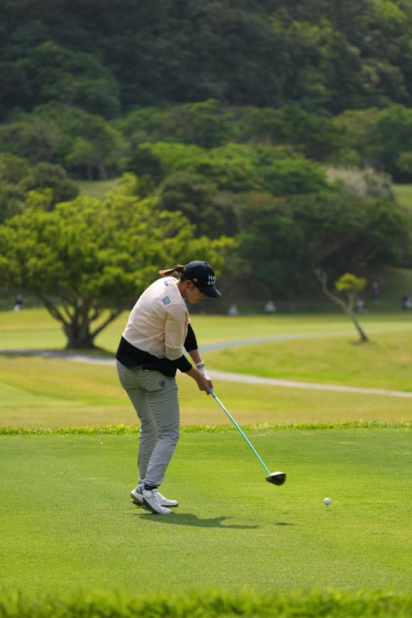 原英莉花のドライバースイング（後方）連続写真【2022年ダイキンオーキッドレディスゴルフトーナメント】