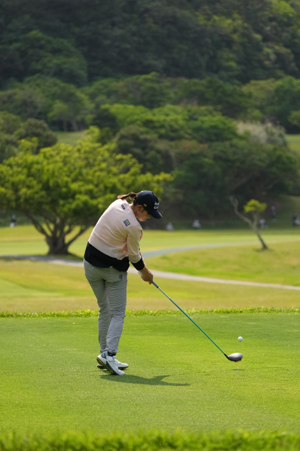 原英莉花のドライバースイング（後方）連続写真【2022年ダイキンオーキッドレディスゴルフトーナメント】