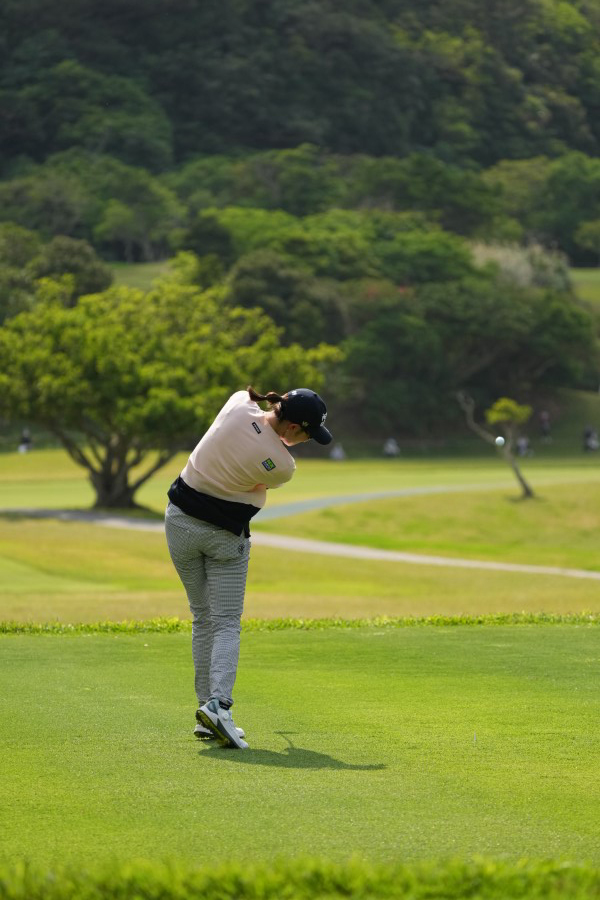 原英莉花のドライバースイング（後方）連続写真【2022年ダイキンオーキッドレディスゴルフトーナメント】