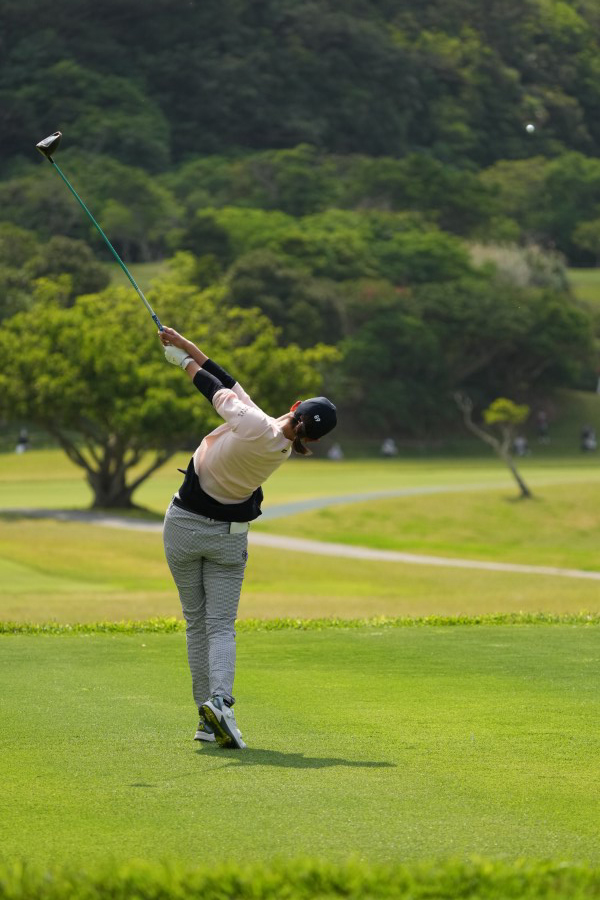 原英莉花のドライバースイング（後方）連続写真【2022年ダイキンオーキッドレディスゴルフトーナメント】