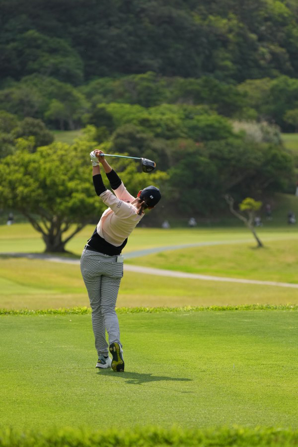 原英莉花のドライバースイング（後方）連続写真【2022年ダイキンオーキッドレディスゴルフトーナメント】
