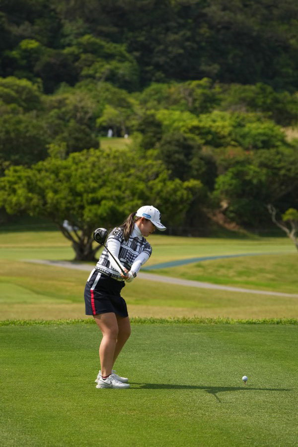 吉田優利のドライバースイング（後方）連続写真【2022年ダイキンオーキッドレディスゴルフトーナメント】